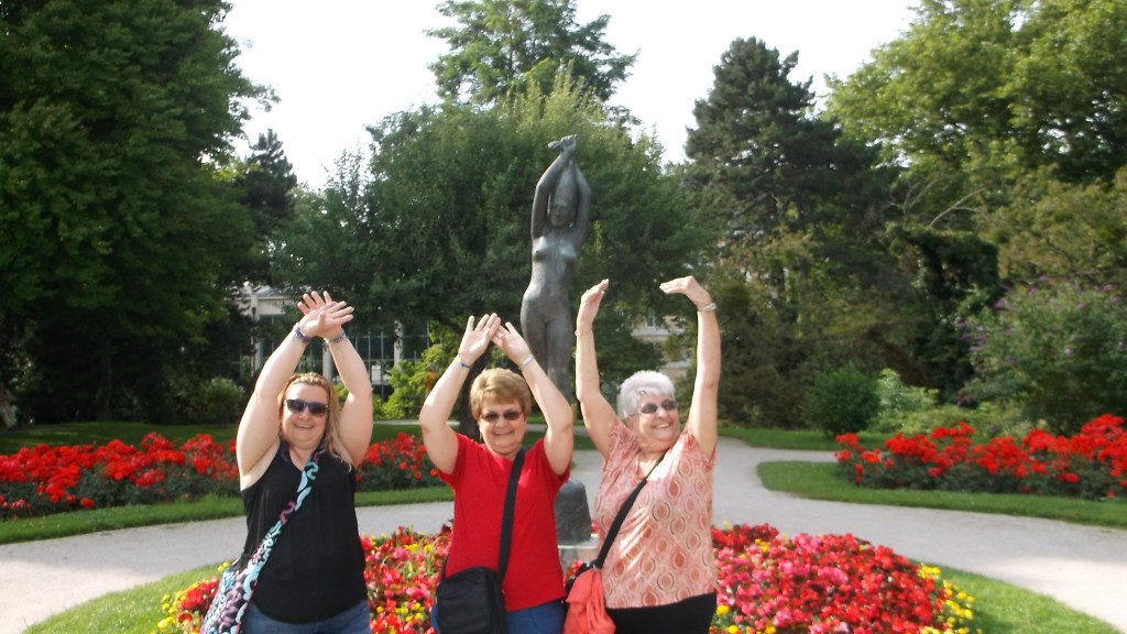 the girls were models for the statue!