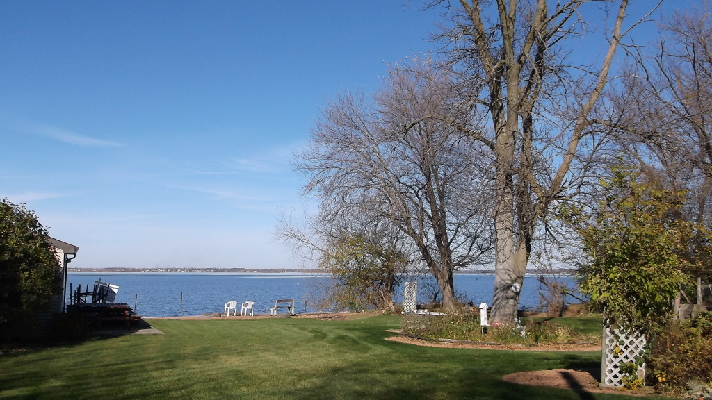 Sunny fall day on Lake Butte des Morts